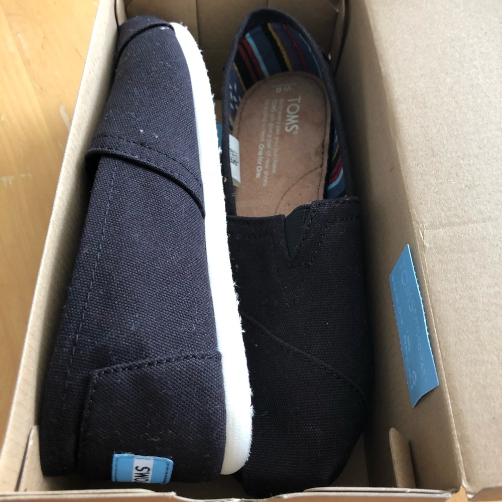 New in box authentic Toms size 6 black